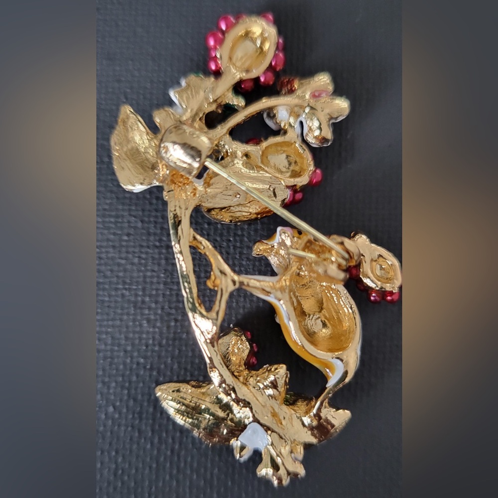 Cute enamel Mice with Berry Brooch - Picture 2 of 2